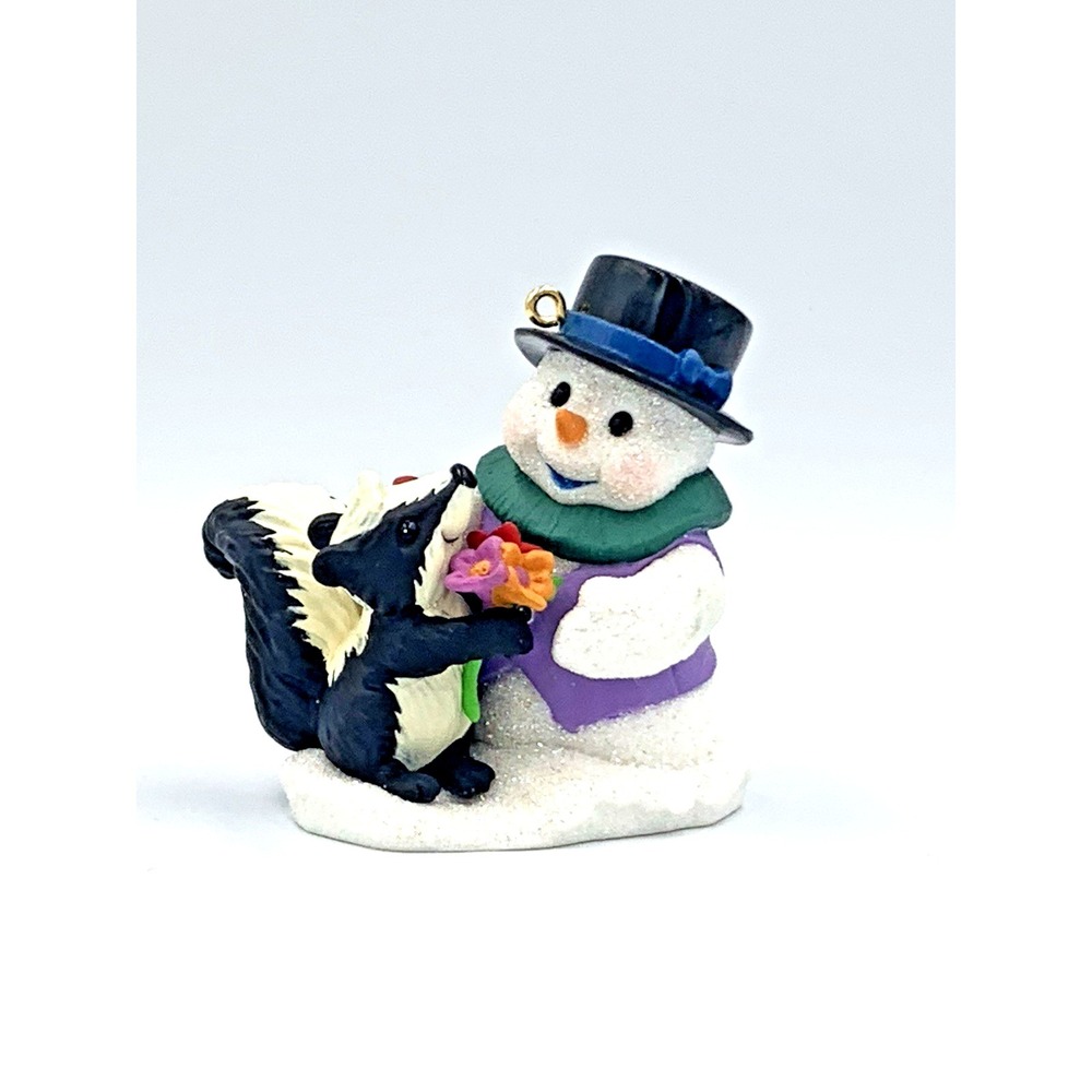 2006 Snow Buddies Hallmark Keepsake Ornament Snowman with Skunk #9 in‎ Series
